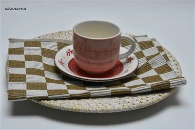 Cangkir dan piring kopi gradien warna merah muda